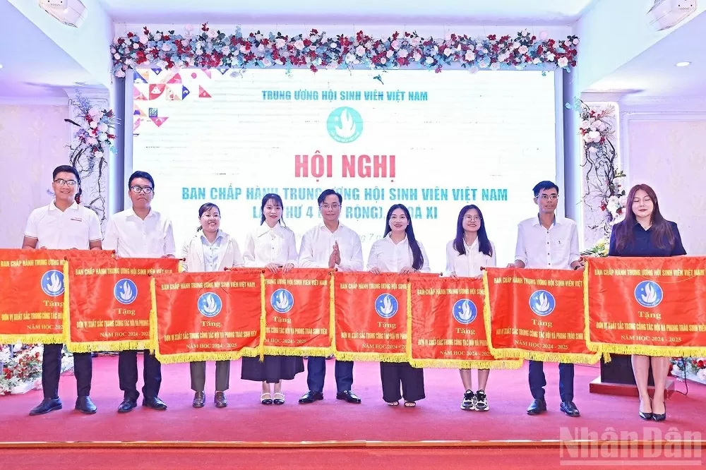 T.Ư Hội trao tặng cờ thi đua cho các đơn vị xuất sắc tiêu biểu trong năm học 2024-2025. (Nguồn: Báo Nhân dân)