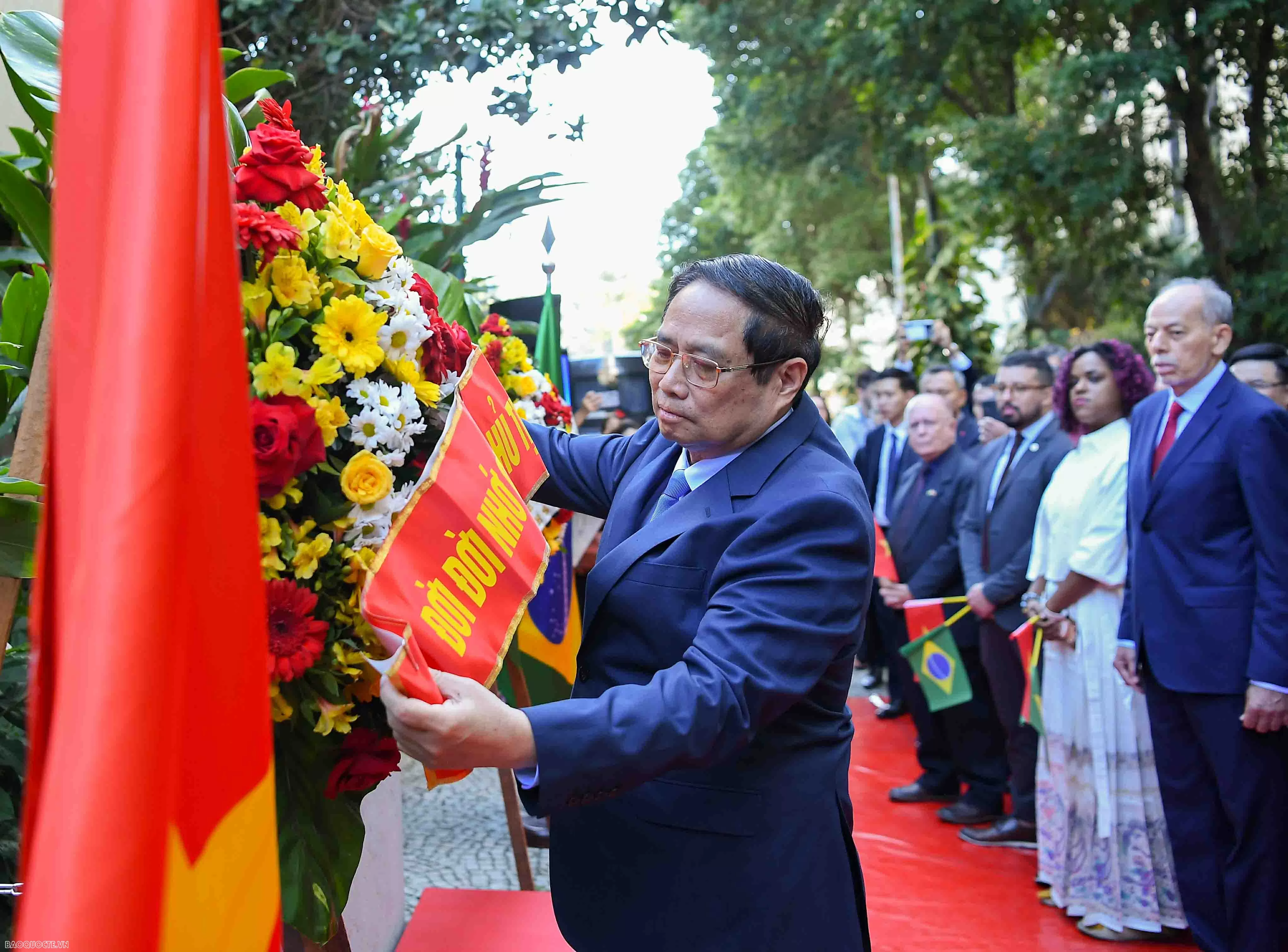 Thủ tướng Phạm Minh Chính dâng hoa tại Biển kỷ niệm, tôn vinh Chủ tịch Hồ Chí Minh tại thành phố Rio de Janeiro, Brazil