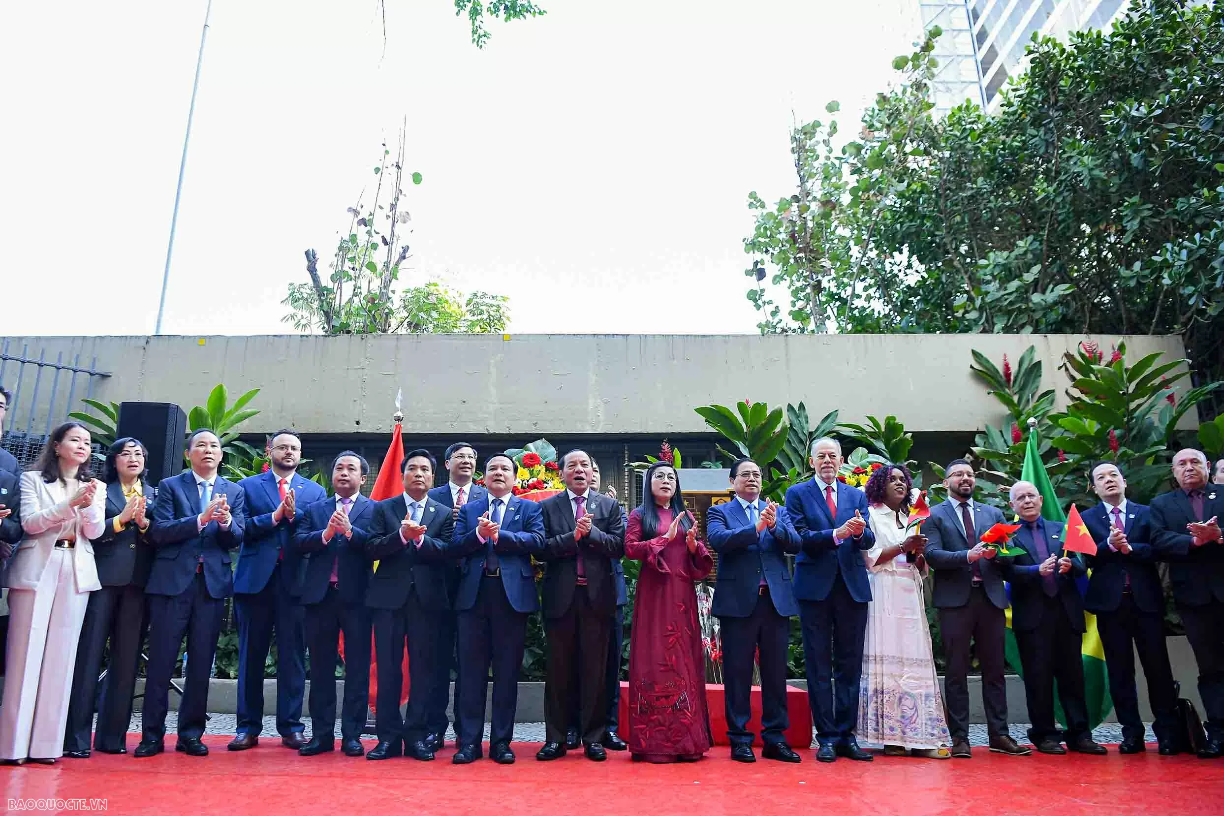 Prime Minister Pham Minh Chinh pays floral tribute to President Ho Chi Minh in Brazil