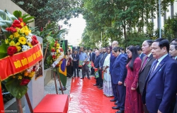 Thủ tướng Phạm Minh Chính và Phu nhân dâng hoa tưởng niệm Chủ tịch Hồ Chí Minh tại Rio de Janeiro