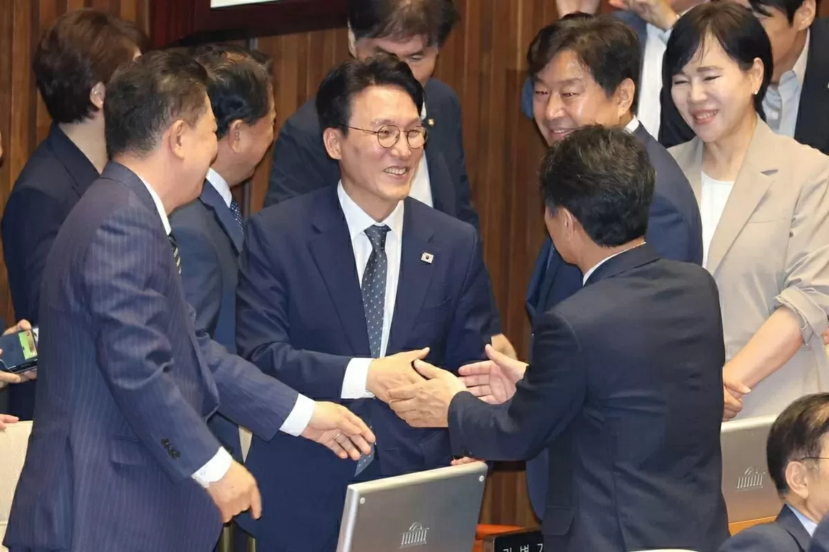 Ứng cử viên Thủ tướng Hàn Quốc Kim Min-seok (giữa) chào các nghị sĩ sau khi Quốc hội thông qua nghị quyết phê chuẩn ông trong phiên họp toàn thể vào ngày 3/7. Quốc hội Hàn Quốc đã phê chuẩn phê chuẩn ông Kim Min-seok, một nghị sĩ kỳ cựu và là đồng minh chính trị của Tổng thống Lee Jae Myung, vào vị trí Thủ tướng. Đây là động thái quan trọng của chính quyền mới nhằm thúc đẩy cải cách và ổn định chính trị, trong bối cảnh Hàn Quốc đang đối mặt với nhiều thách thức kinh tế và đối ngoại. (Nguồn: Yonhap)