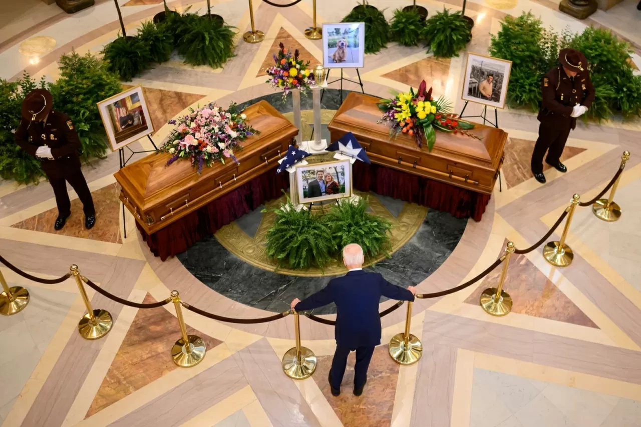 Cựu Tổng thống Mỹ Joe Biden nghiêng mình tưởng niệm Hạ nghị sĩ bang Minnesota Melissa Hortman và chồng bà, ông Mark, tại sảnh Rotunda của Tòa nhà Quốc hội bang Minnesota ở St. Paul vào ngày 27/6. Hai vợ chồng cùng chú chó tên Gilbert đã bị bắn chết tại nhà riêng hồi tháng trước, trong vụ việc mà Thống đốc Tim Walz gọi là “một vụ ám sát có động cơ chính trị”. Thống đốc Walz cho biết Thượng nghị sĩ John Hoffman và vợ cũng đã bị bắn nhiều phát đạn và phải phẫu thuật trong một vụ tấn công khác. (Nguồn: Getty Images)