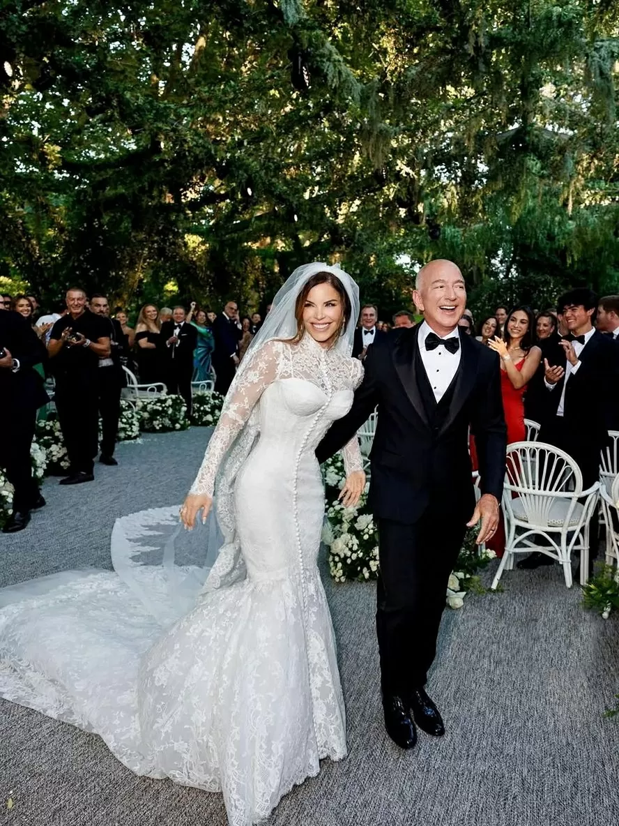 Cựu nhà báo Lauren Sanchez và nhà sáng lập Amazon Jeff Bezos xúc động trong lễ cưới xa hoa diễn ra tại Venice, Italy vào ngày 27/6. Hôn lễ được tổ chức trên hòn đảo thơ mộng San Giorgio Maggiore, trước khoảng 200 khách mời nổi tiếng trong giới giải trí và kinh doanh, trong đó bao gồm Kim Kardashian, Oprah Winfrey và Leonardo DiCaprio. Không gian cổ kính bên bờ kênh đào cùng hoàng hôn mùa hè đã tạo nên khung cảnh lãng mạn cho ngày trọng đại của cặp đôi này. (Nguồn: Instagram)