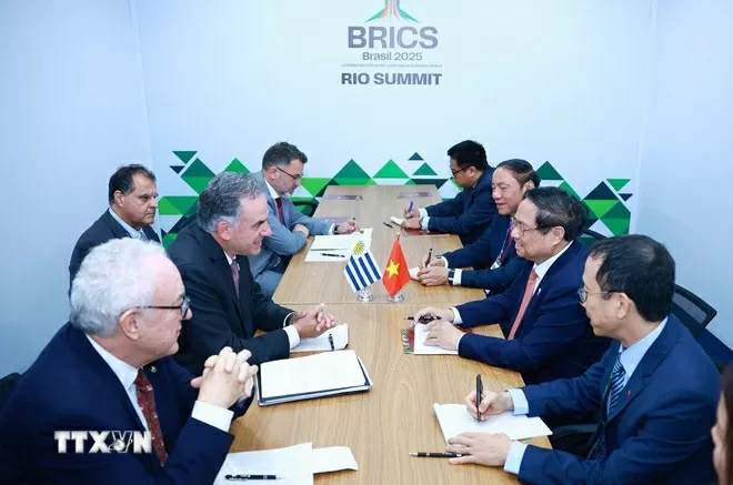 Thủ tướng Phạm Minh Chính gặp Tổng thống Uruguay Yamandú Orsi. (Nguồn: TTXVN)