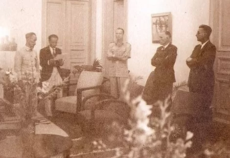 Chủ tịch Hồ Chí Minh và J. Sainteny nghe đọc nội dung bản Hiệp định sơ bộ trước khi ký kết chính thức, ngày 6/3/1946. Chủ tịch Hồ Chí Minh và J. Sainteny nghe đọc nội dung bản Hiệp định sơ bộ trước khi ký kết chính thức, ngày 6/3/1946.
