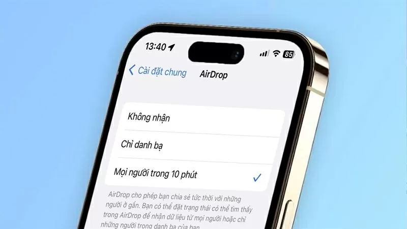 Nên cài đặt AirDrop ở chế độ chỉ danh bạ khi dùng iPhone ở nơi công cộng