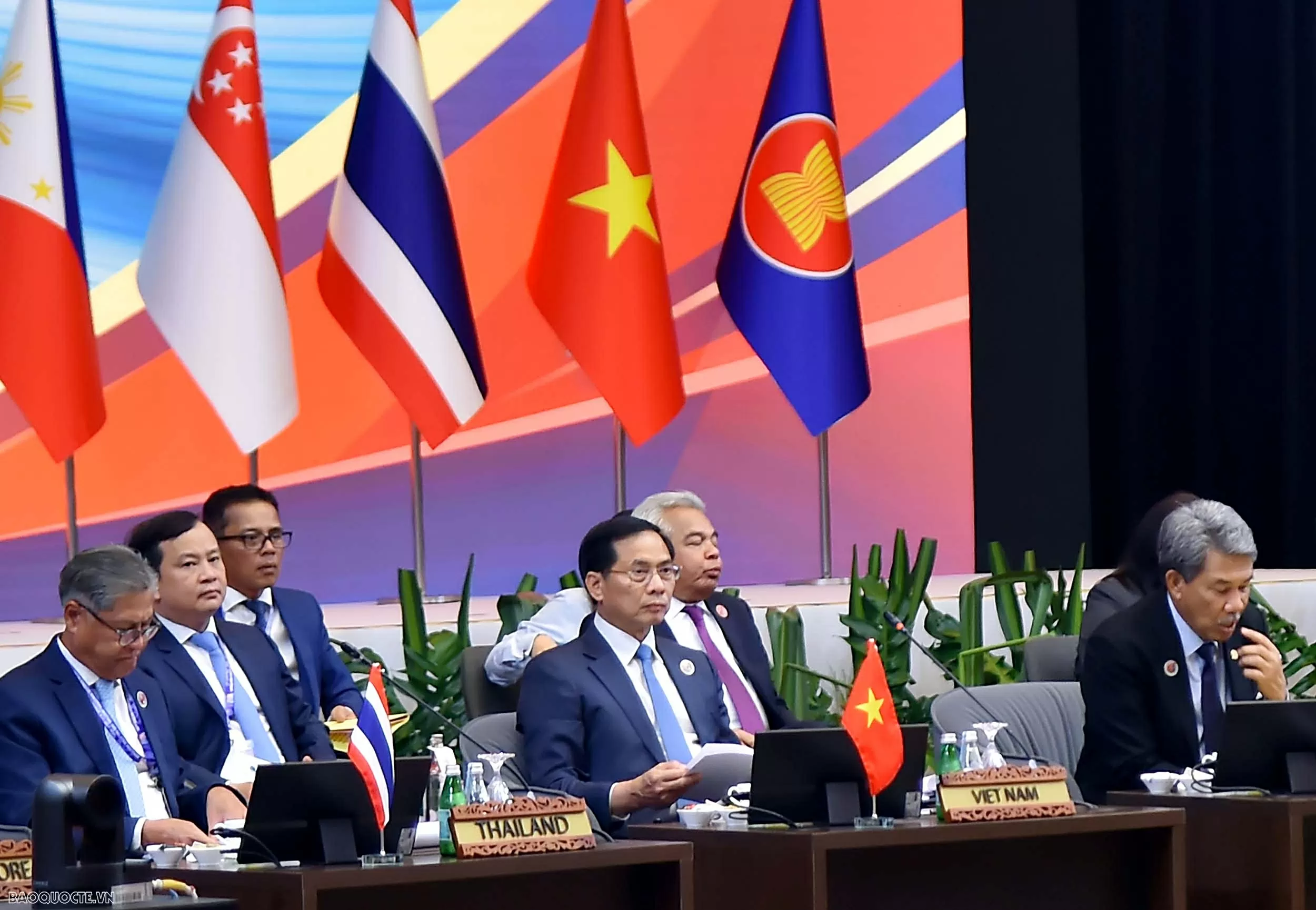 Việt Nam thúc đẩy cách tiếp cận toàn diện về quyền con người trong ASEAN, đề cao vai trò Hiệp ước Khu vực Đông Nam Á không có vũ khí hạt nhân Phó Thủ tướng, Bộ trưởng Ngoại giao Bùi Thanh Sơn dự Cuộc gặp giữa các Bộ trưởng Ngoại giao ASEAN và Ủy ban liên Chính phủ ASEAN về Nhân quyền (AICHR)