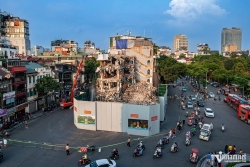 Công việc dỡ toà nhà Hàm cá mập được tiến hành khẩn trương để xây dựng không gian quảng trường