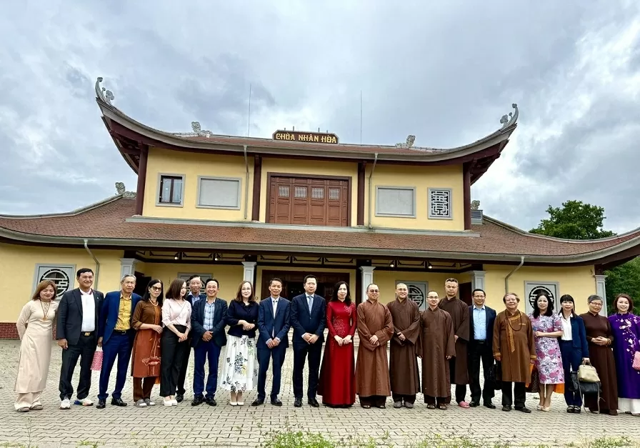 Thứ trưởng Bộ Ngoại giao Lê Thị Thu Hằng thăm cộng đồng người Việt tại Ba Lan