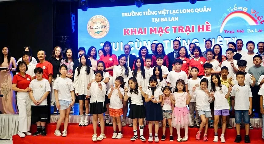 Thứ trưởng Bộ Ngoại giao Lê Thị Thu Hằng thăm cộng đồng người Việt tại Ba Lan