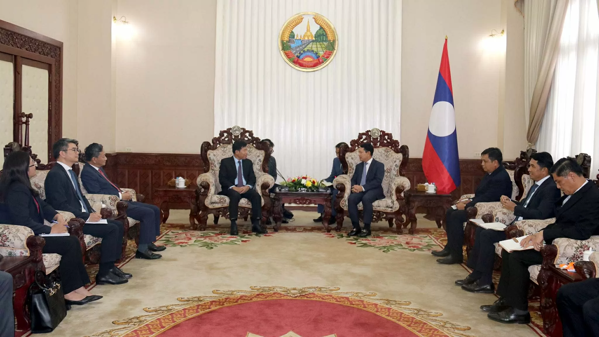 Ủy viên Bộ Chính trị, Phó Thủ tướng Lào Saleumxay Kommasith tiếp Ủy viên Trung ương Đảng, Phó Bí thư Thường trực Đảng uỷ, Thứ trưởng Ngoại giao Nguyễn Mạnh Cường. (Nguồn: Báo Nhân dân)