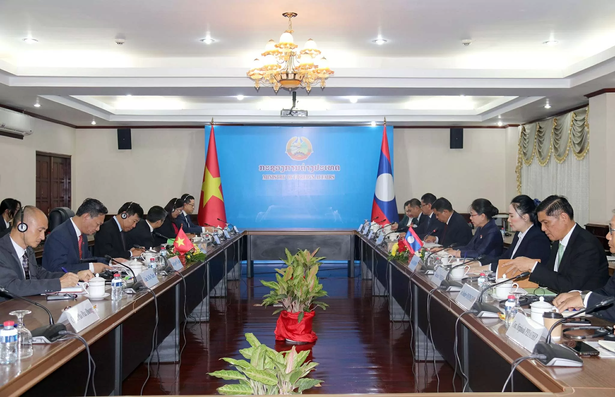Thứ trưởng Ngoại giao Nguyễn Mạnh Cường cùng Thứ trưởng Ngoại giao Lào Phongsamouth Anlavan ồng chủ trì tham khảo chính trị giữa hai Bộ Ngoại giao Việt Nam-Lào lần thứ 10. (Nguồn: Báo Nhân dân)
