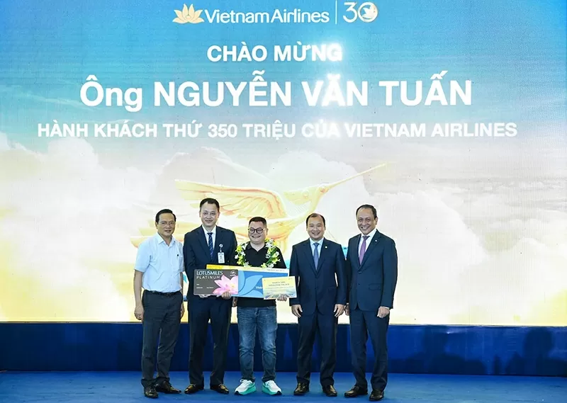 Vietnam Airlines đ&oacute;n h&agrave;nh kh&aacute;ch thứ 350 triệu sau 30 năm th&agrave;nh lập