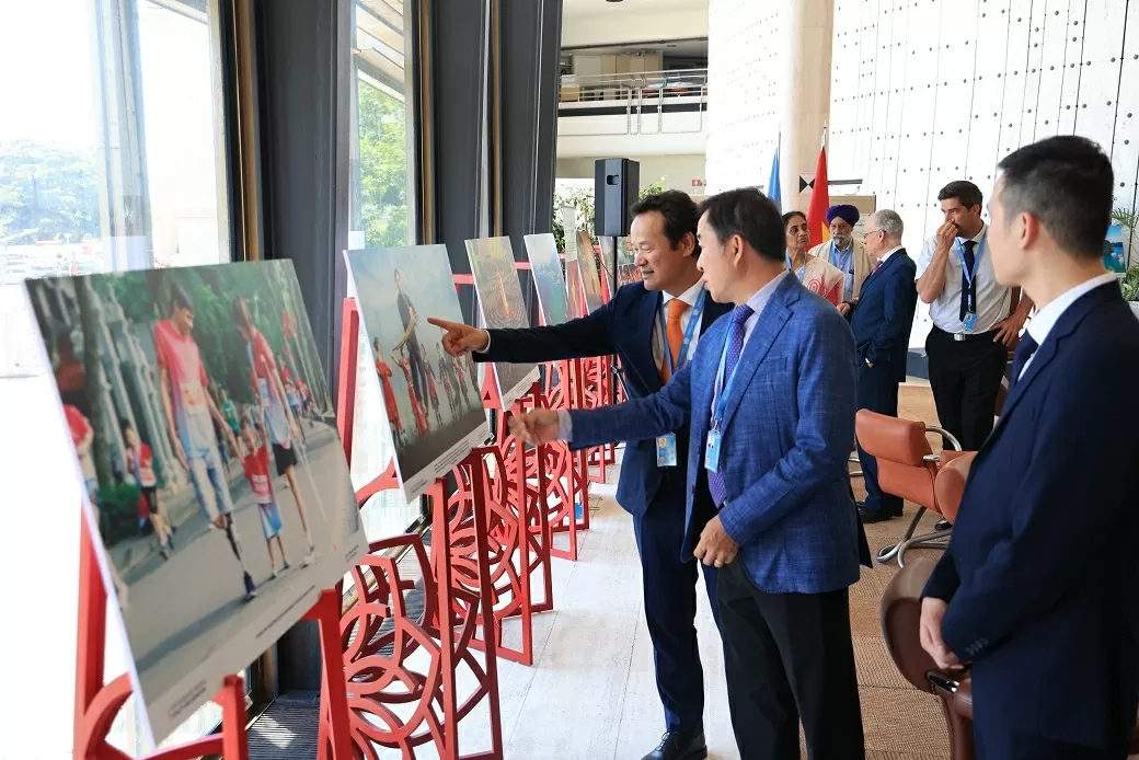 Ambassador Mai Phan Dung informed about Vietnam's image to Ambassadors and international delegates attending the photo exhibition on June 30.