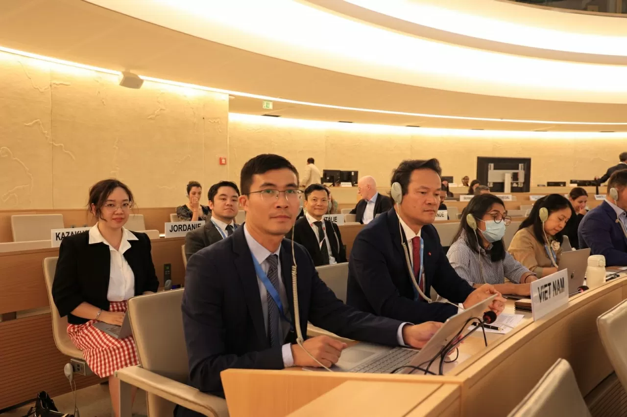 Đoàn Việt Nam tại phiên thông qua hai Nghị quyết do ta tham gia đề xuất, soạn thảo, ngày 8/7. Đoàn Việt Nam tại phiên thông qua hai Nghị quyết do ta tham gia đề xuất, soạn thảo, ngày 8/7.