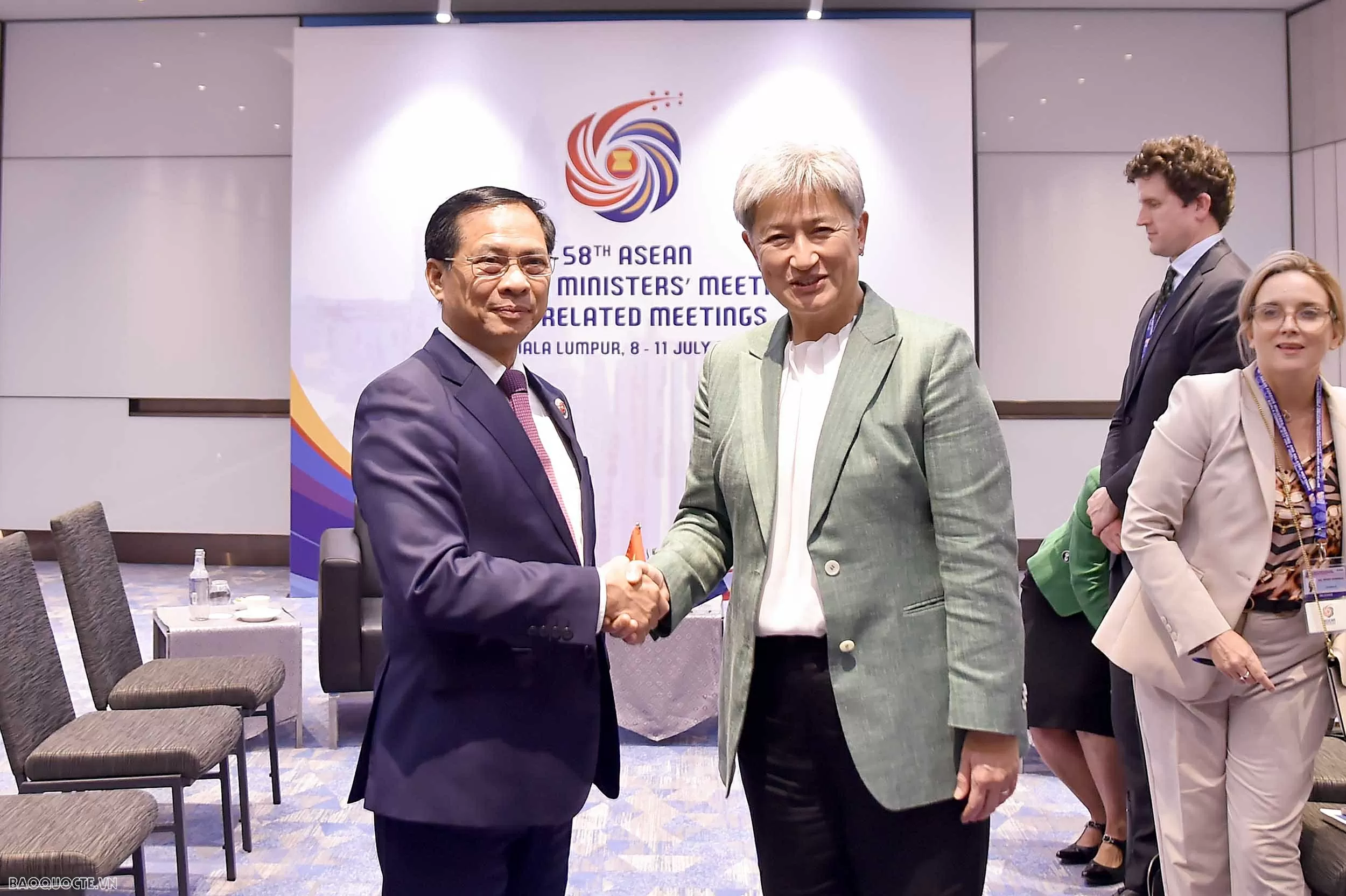 Deputy PM, FM Bui Thanh Son holds meetings with Chinese, Australian, Algerian Foreign Ministers on AMM 58 occasion