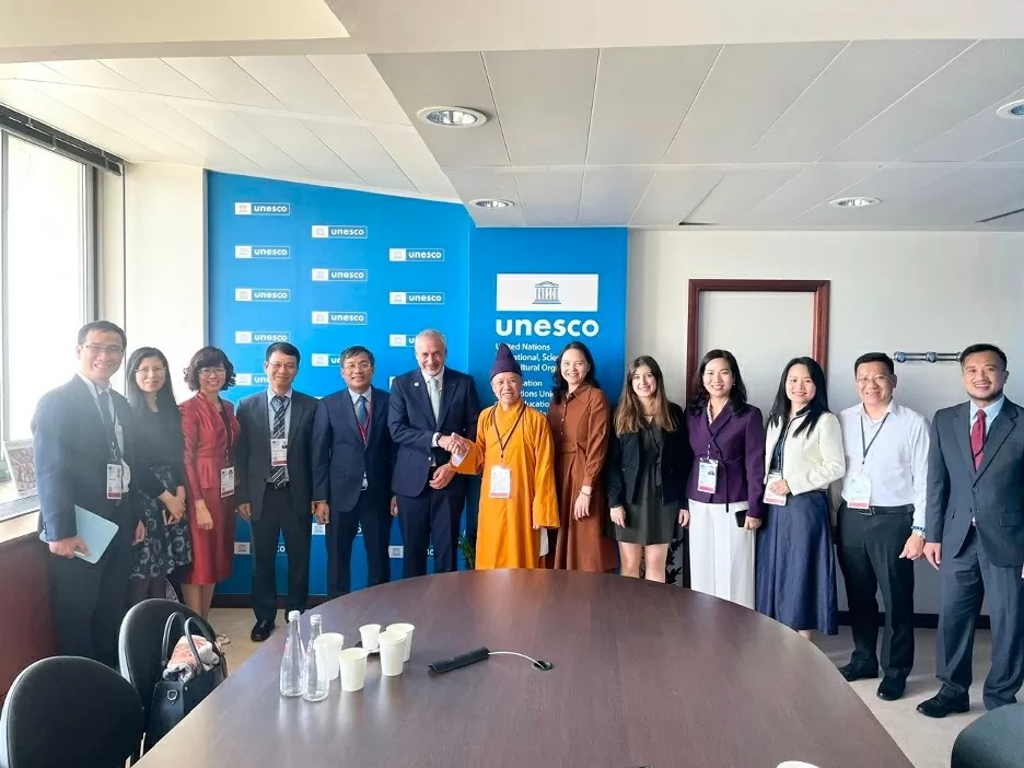 Thứ trưởng Thường trực, Chủ tịch Ủy ban Quốc gia UNESCO Việt Nam Nguyễn Minh Vũ trao đổi với Giáo sư Nikolay Nenov (Bulgaria), Chủ tịch Kỳ họp lần thứ 47 của Uỷ ban Di sản thế giới. Thứ trưởng Thường trực, Chủ tịch Ủy ban Quốc gia UNESCO Việt Nam Nguyễn Minh Vũ trao đổi với Giáo sư Nikolay Nenov (Bulgaria), Chủ tịch Kỳ họp lần thứ 47 của Uỷ ban Di sản thế giới.
