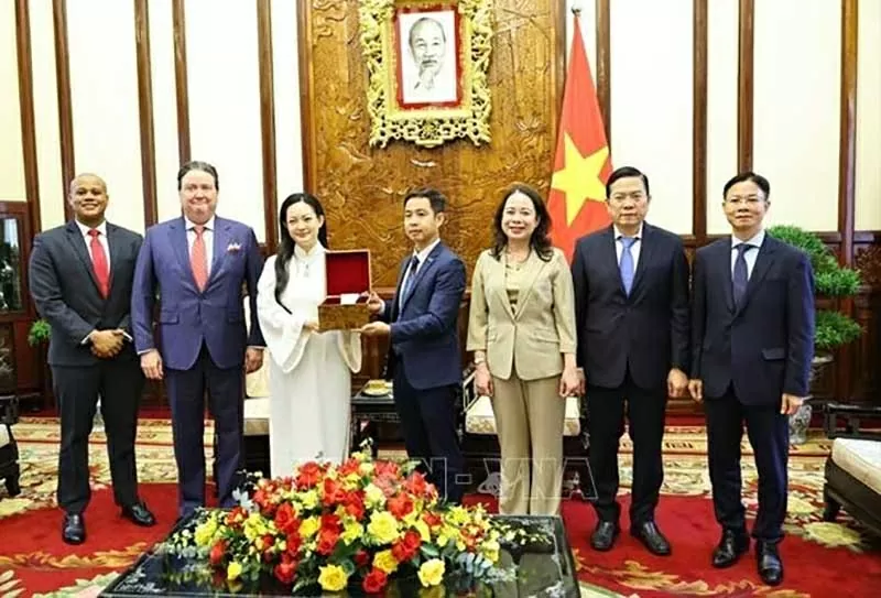 Phó Chủ tịch nước Võ Thị Ánh Xuân tiếp nhận món quà là những hạt hoa sen đã được mang lên vũ trụ từ bà Amanda Nguyễn. (Nguồn: TTXVN) Phó Chủ tịch nước Võ Thị Ánh Xuân tiếp nhận món quà là những hạt hoa sen đã được mang lên vũ trụ từ bà Amanda Nguyễn. (Nguồn: TTXVN)