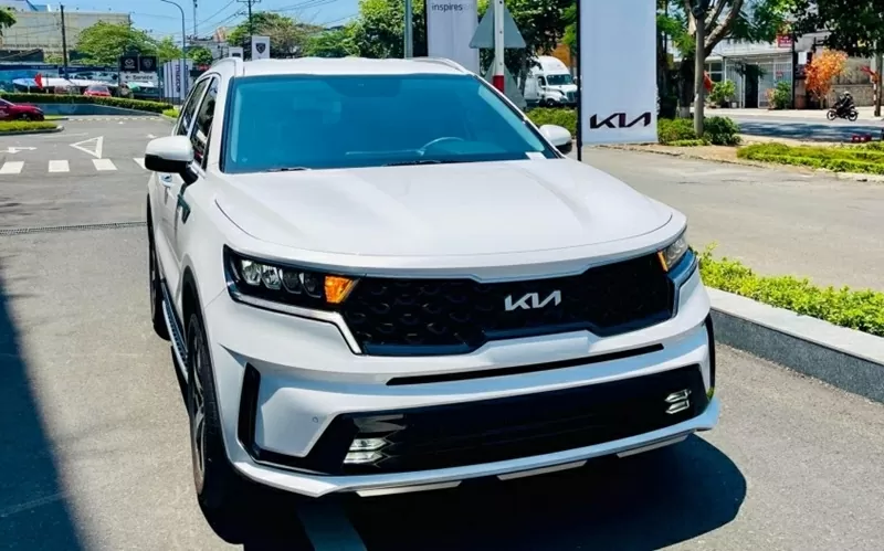 Giá xe Kia Sorento bản Luxury đang được chào bán ở mức chỉ 879 triệu đồng, thấp hơn tới 75 triệu so với giá niêm yết 954 triệu đồng. Giá xe Kia Sorento bản Luxury đang được chào bán ở mức chỉ 879 triệu đồng, thấp hơn tới 75 triệu so với giá niêm yết 954 triệu đồng.