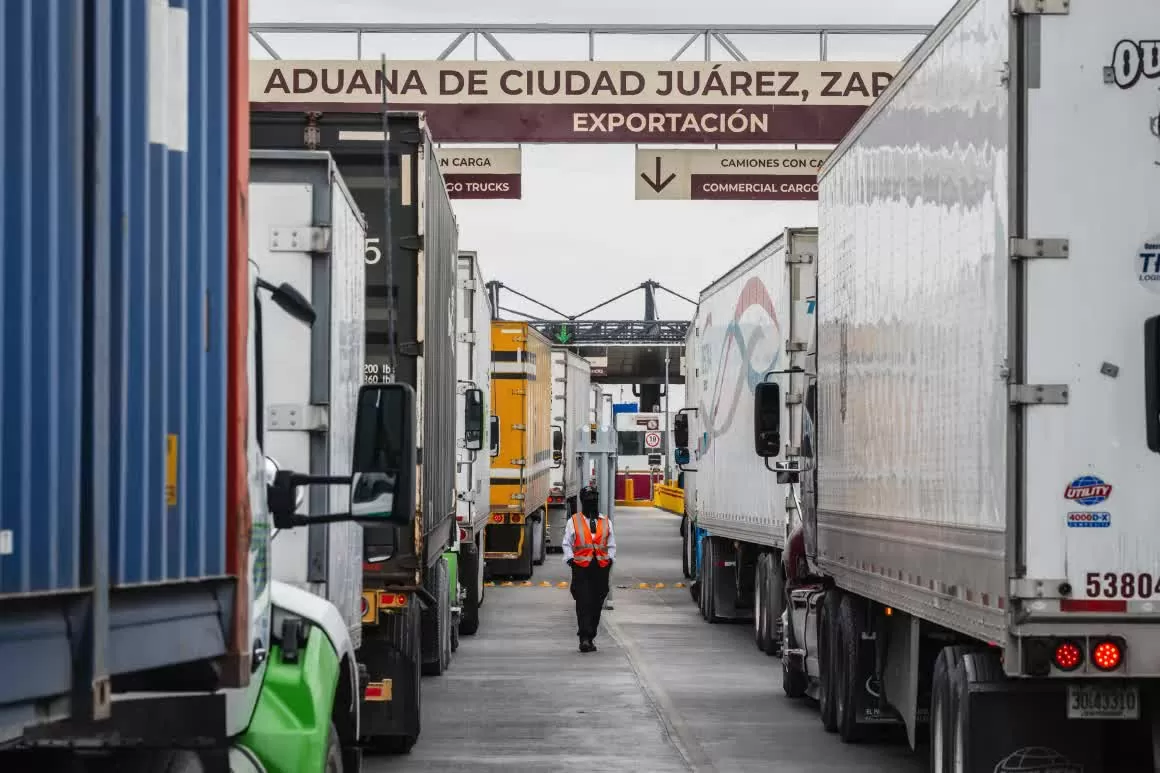 Xe đầu kéo xếp hàng dài tại cửa khẩu Cầu quốc tế Ysleta-Zaragoza, trên biên giới Hoa Kỳ-Mexico ở Juarez, Mexico, vào ngày 3 tháng 4. Justin Hamel/Bloomberg/Getty Images