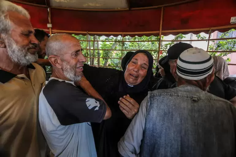 Thi thể của những người Palestine thiệt mạng trong các cuộc không kích của Israel được đưa đến bệnh viện Nasser (Nguồn: Anadolu)