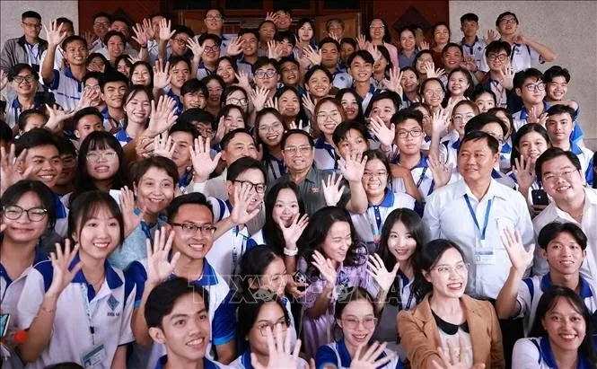 Prime Minister Pham Minh Chinh, NA deputies of Can Tho, and students of Can Tho University at the meeting. (Photo: VNA)