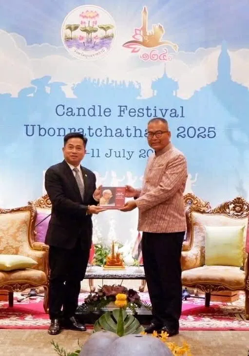 Tổng Lãnh sự Đinh Hoàng Linh trao tặng cuốn sách Bác Hồ ở Thái Lan cho ông Adisak Noisuwan, Tỉnh trưởng Ubon Ratchathani, Thái Lan. 
