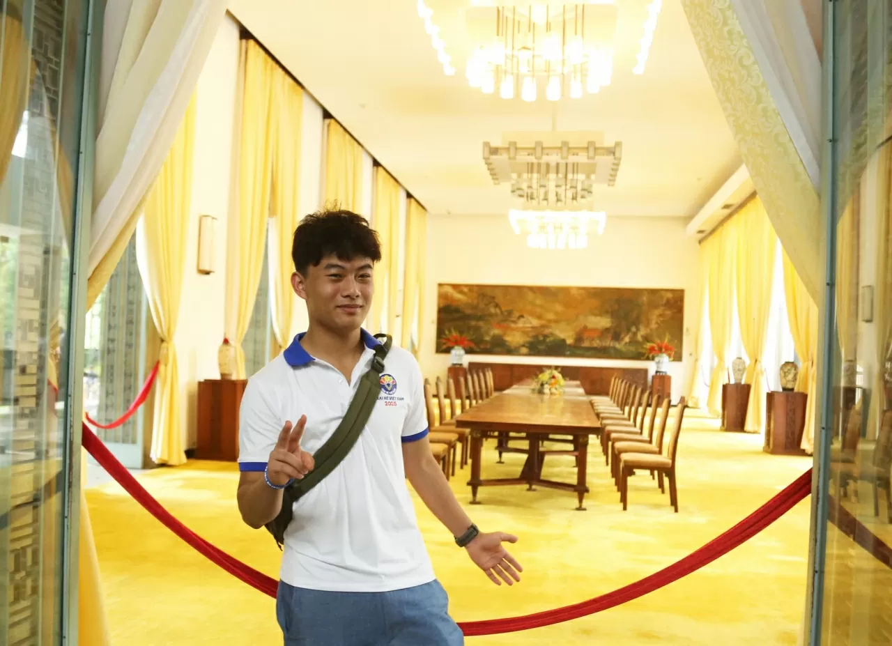 Đoàn thanh niên, sinh viên kiều bào dâng hương, bày tỏ lòng biết ơn Chủ tịch Hồ Chí Minh