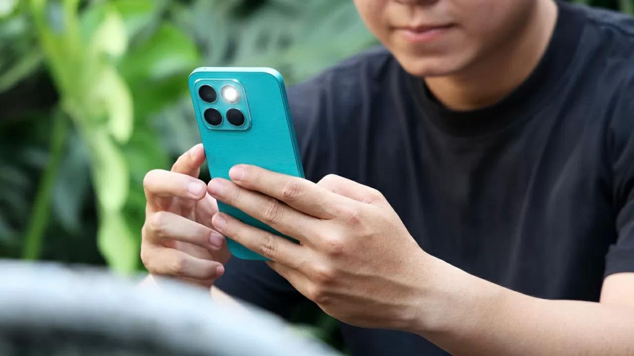 Khởi động lại điện thoại để làm mới hệ thống.