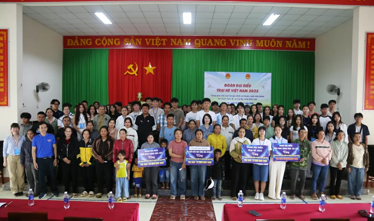 Đoàn Trại hè Việt Nam 2025 chụp ảnh chung cùng bà con nhân dân Buôn Tuôr B. (Ảnh: Thành Long)