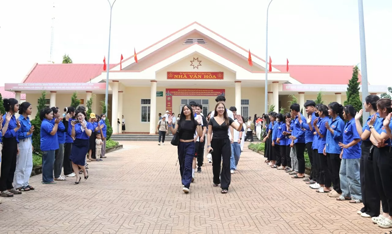 Chương trình thiện nguyện giúp gắn kết những kiều bào trẻ xe quê hương với bà con trên mọi miền tổ quốc. (Ảnh: Thành Long)