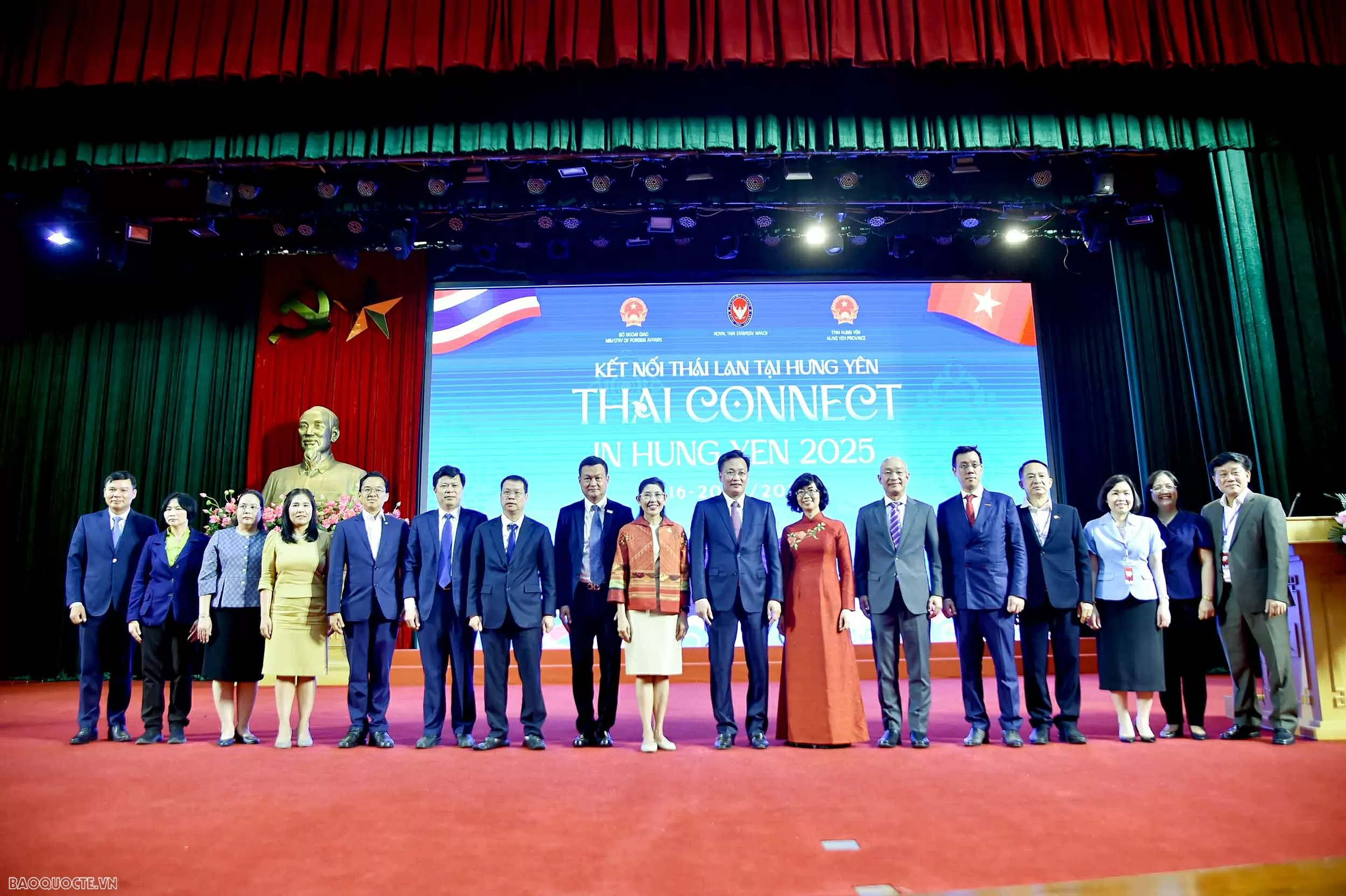 Bí thư Tỉnh ủy Nguyễn Hữu Nghĩa, Đại sứ Thái Lan  Urawadee Sriphiromya, Cục trưởng Cục Ngoại vụ và Ngoại giao văn hóa Lê Thị Hồng Vân chụp ảnh chung cùng các đại biểu tham dự Diễn đàn doanh nghiệp “Kết nối Thái Lan tại Hưng Yên”.
