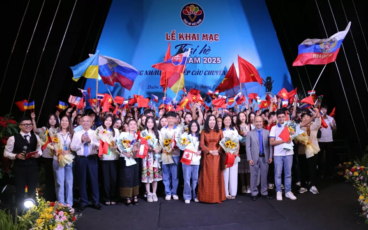 110 đại biểu kiều bào nhận hoa chúc mừng và chụp ảnh chung cùng các vị lãnh đạo. (Ảnh: Thành Long)
