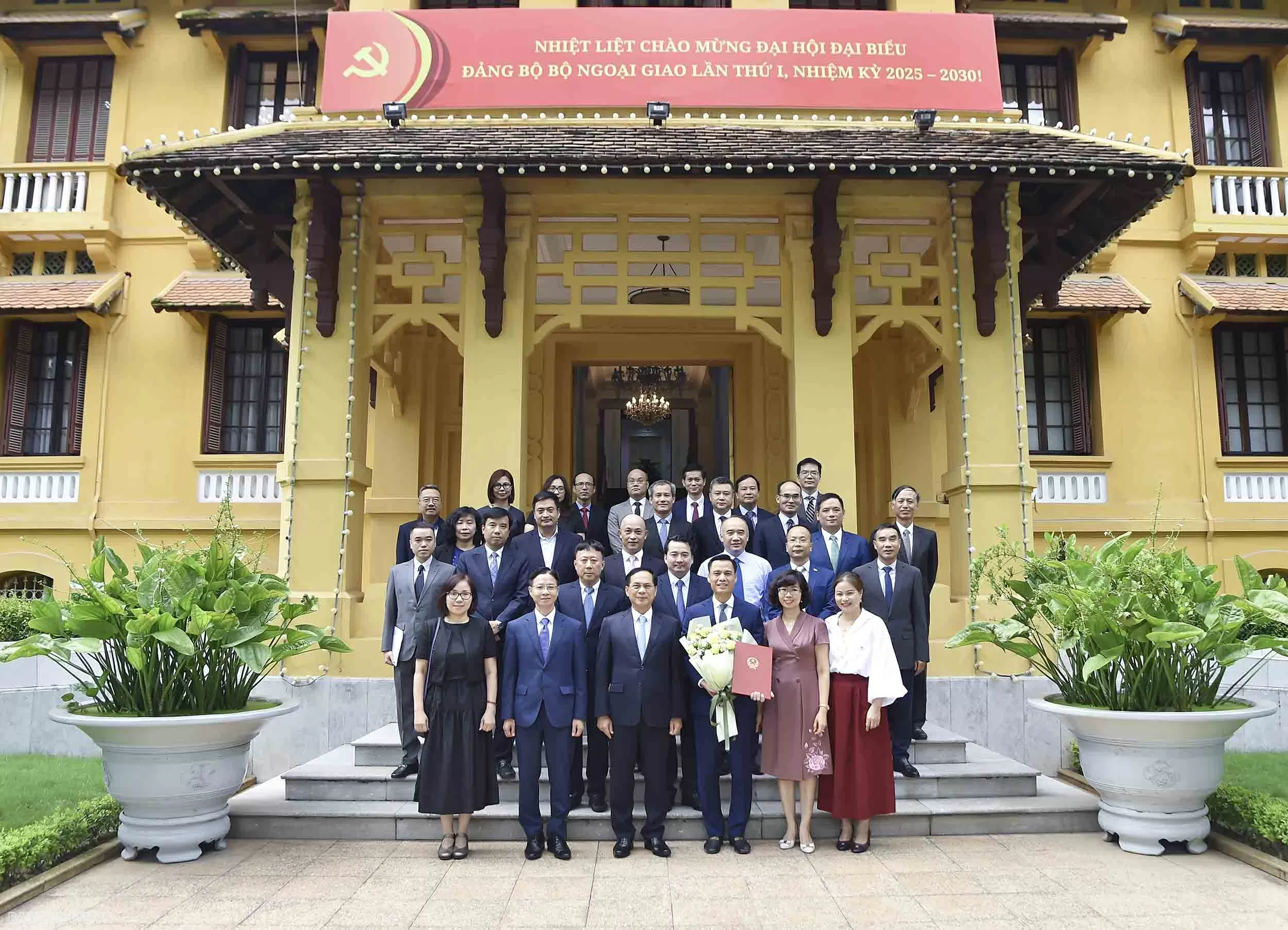 Phó Thủ tướng, Bộ trưởng Ngoại giao Bùi Thanh Sơn trao quyết định bổ nhiệm Thứ trưởng Bộ Ngoại giao