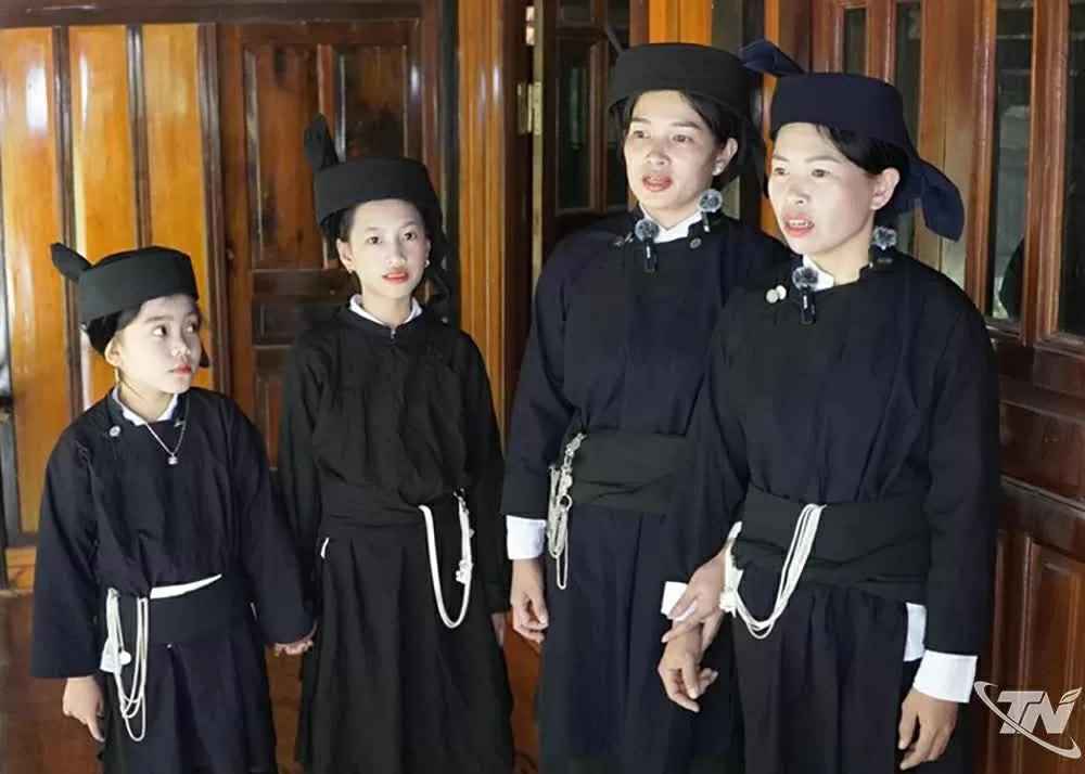Truyền dạy hình thức trình diễn làn điệu Sli truyền thống của dân tộc Nùng.