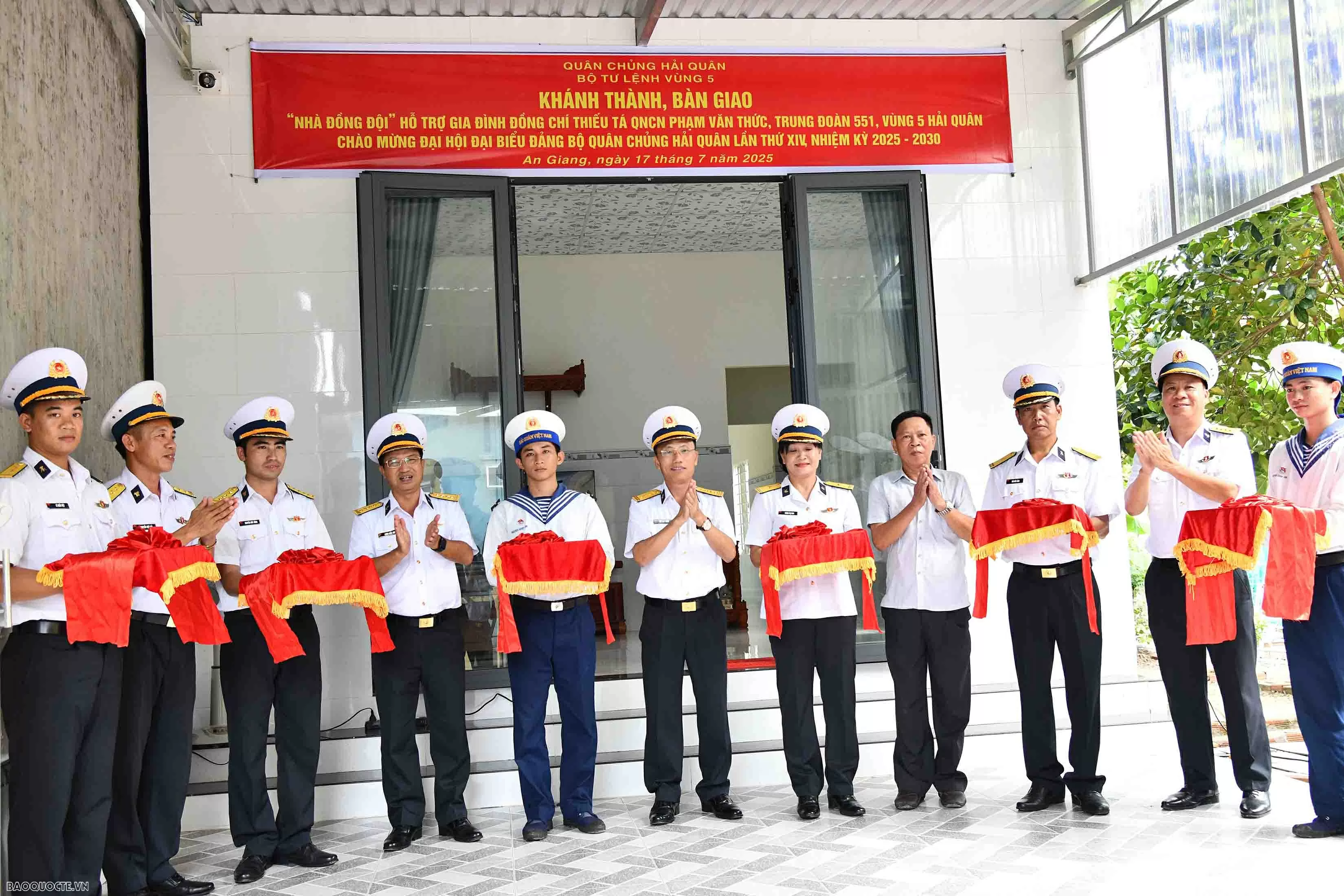 Bộ Tư lệnh Vùng 5 Hải quân bàn giao nhà đồng đội cho quân nhân có hoàn cảnh khó khăn