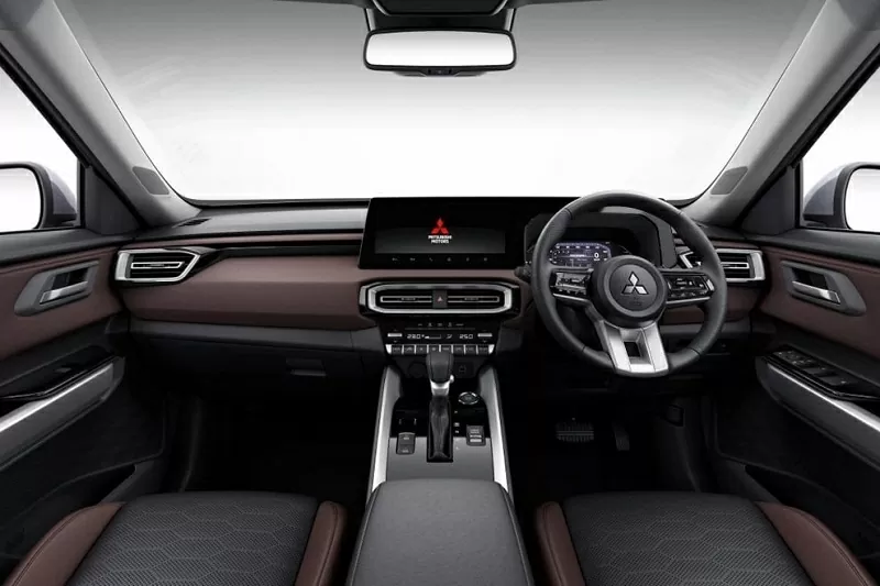 Khu vực bệ trung tâm đơn giản hơn DST Concept, thiếu cần số điện tử mô phỏng cần lái của máy bay phản lực và núm xoay chuyển chế độ lái  Khu vực bệ trung tâm đơn giản hơn DST Concept, thiếu cần số điện tử mô phỏng cần lái của máy bay phản lực và núm xoay chuyển chế độ lái