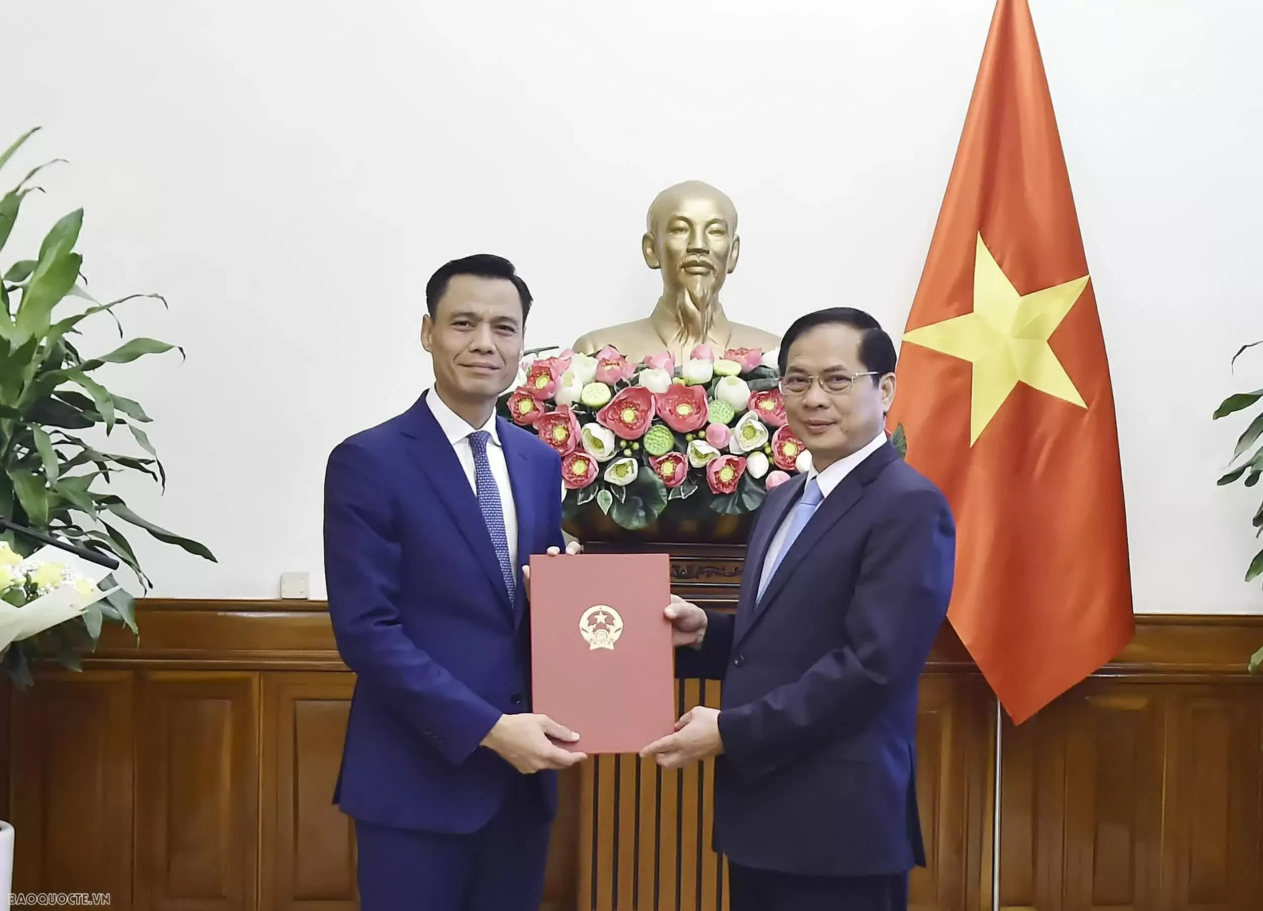 Deputy Prime Minister and Minister Bui Thanh Son presented the decision to appoint Deputy Minister of Foreign Affairs