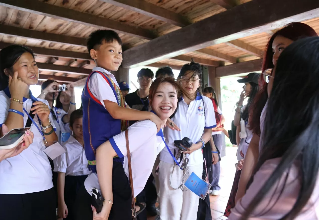 Các kiều bào trẻ thăm hỏi và giao lưu với các em học sinh Kon Tum. (Ảnh: Thành Long)