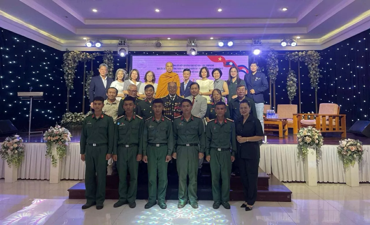 Các đại biểu chụp ảnh lưu niệm.