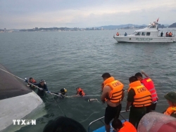 Thủ tướng chỉ đạo khẩn trương tìm kiếm, cứu nạn vụ lật tàu tại Quảng Ninh