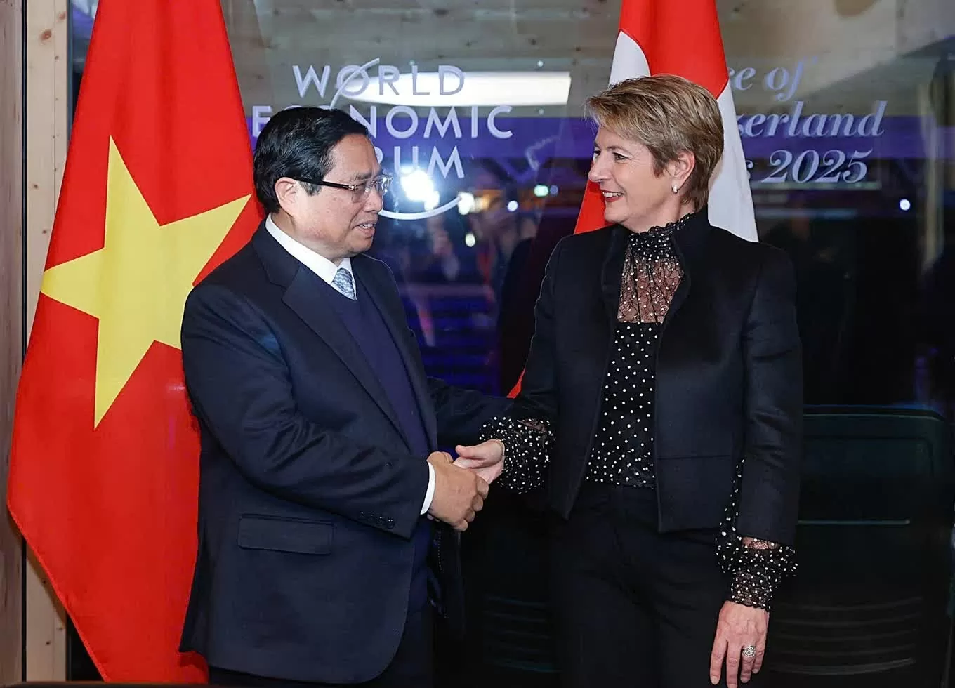 Nhân dịp dự Hội nghị thường niên lần thứ 55 của Diễn đàn Kinh tế thế giới (WEF) tại Davos tháng 1/2025, Thủ tướng Chính phủ Phạm Minh Chính đã có cuộc gặp với Tổng thống Thụy Sỹ Karin Keller-Sutter. Nhân dịp dự Hội nghị thường niên lần thứ 55 của Diễn đàn Kinh tế thế giới (WEF) tại Davos tháng 1/2025, Thủ tướng Chính phủ Phạm Minh Chính đã có cuộc gặp với Tổng thống Thụy Sỹ Karin Keller-Sutter.