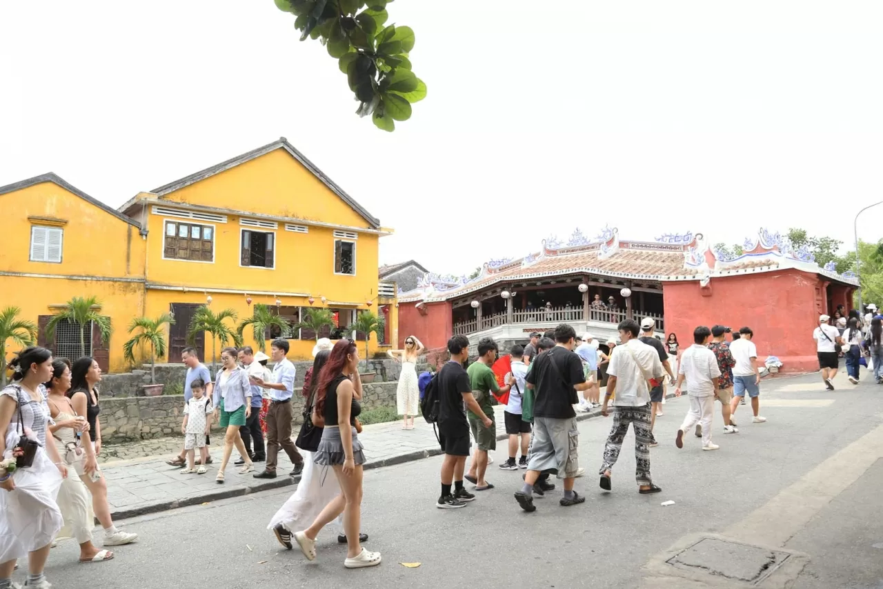 La délégation de jeunes vietnamiens résidant à l’étranger visite la vieille ville de Hoi An. Photo : baoquocte.vn La délégation de jeunes vietnamiens résidant à l’étranger visite la vieille ville de Hoi An. Photo : baoquocte.vn