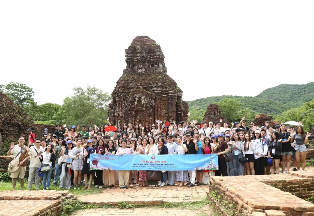 Đoàn Trại hè Việt Nam 2025 chụp bức ảnh lưu niệm trong chuyến tham quan Thánh địa Mỹ Sơn. (Ảnh: Thành Long)