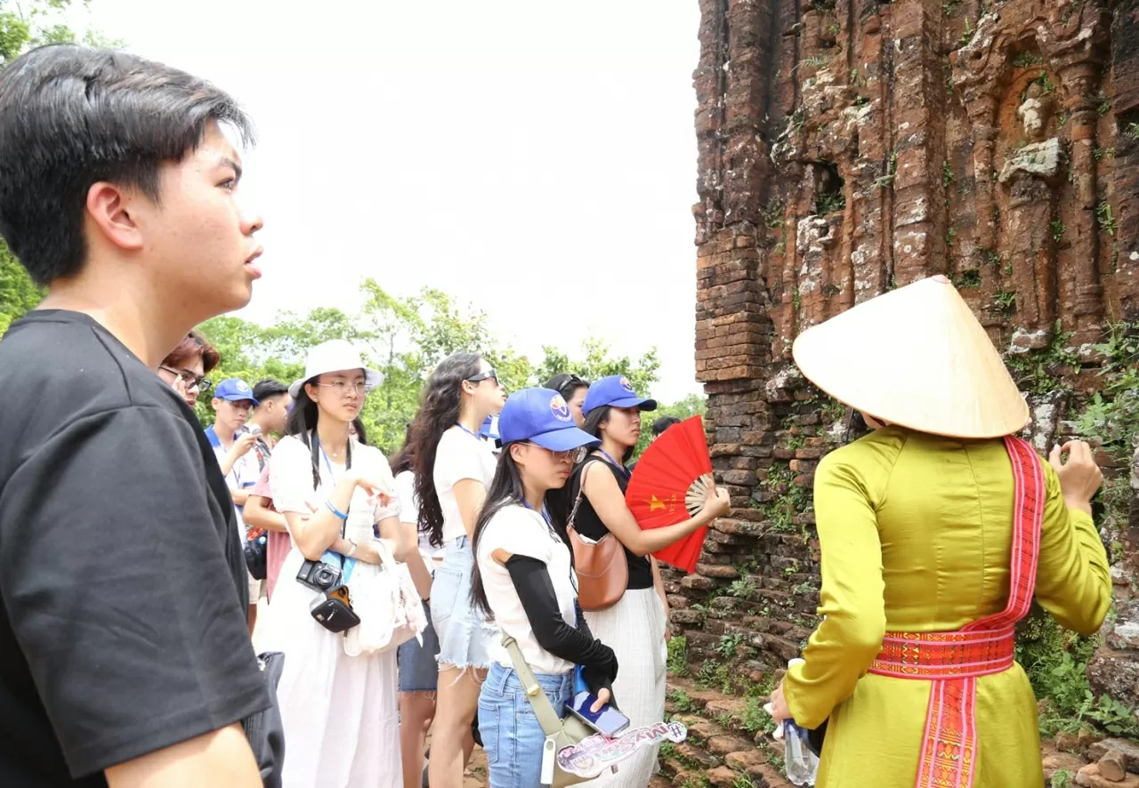 Nguyen Ba Bao, un jeune Vietnamien venu de France, s’est montré ravi de découvrir la culture unique des Chams lors de la visite du sanctuaire de My Son. Photo : baoquocte.vn Nguyen Ba Bao, un jeune Vietnamien venu de France, s’est montré ravi de découvrir la culture unique des Chams lors de la visite du sanctuaire de My Son. Photo : baoquocte.vn