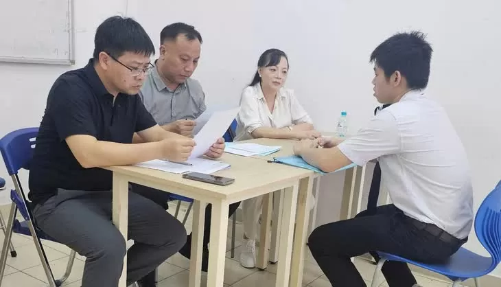 Đại diện HAECO phỏng vấn sinh viên khoa kỹ thuật hàng không tại Học viện Hàng không Việt Nam. (Ảnh: Văn Thuần)