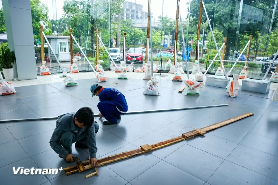 Ứng phó bão số 3, người Hà Nội chủ động gia cố nhà cửa, tài sản