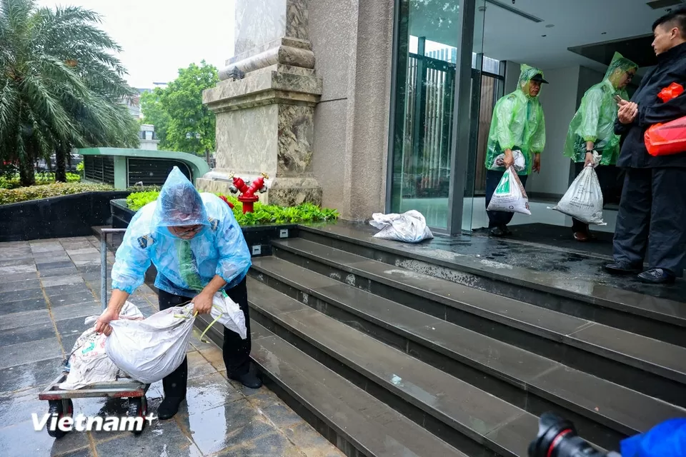 Ứng phó bão số 3, người Hà Nội gia cố nhà cửa, tài sản