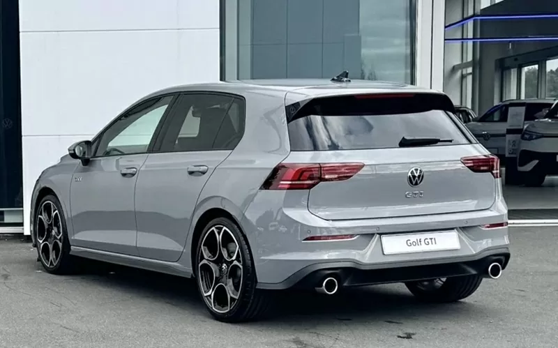 Gi&aacute; xe Volkswagen Golf được tiết lộ l&agrave; từ hơn 1,2 tỷ đồng cho phi&ecirc;n bản ti&ecirc;u chuẩn, trong khi những phi&ecirc;n bản cao cấp c&oacute; thể l&ecirc;n đến 2,3 tỷ đồng