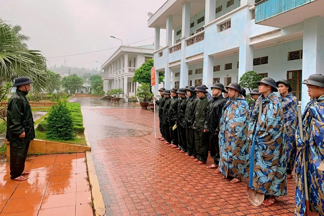 45 cán bộ, chiến sĩ Lữ đoàn 170, Vùng 1 Hải quân giúp dân phòng chống bão Wipha 45 cán bộ, chiến sĩ Lữ đoàn 170, Vùng 1 Hải quân giúp dân phòng chống bão Wipha